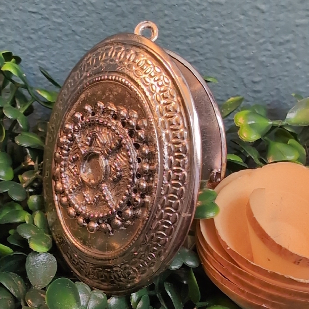Vtg Large & Lovely Locket